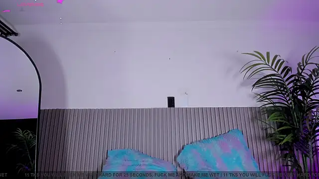 Snapshot of valentina_lux chatting on March 17, 2026, 7:17 pm valentina lux online show from March 17, 2026, 7:17 pm