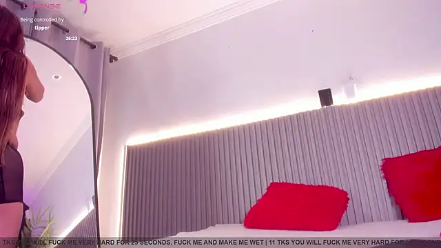 Snapshot of valentina_lux chatting on March 27, 2026, 7:37 pm valentina lux online show from March 27, 2026, 7:37 pm