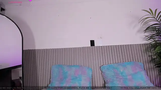 Snapshot of valentina_lux chatting on March 19, 2026, 7:14 pm valentina lux online show from March 19, 2026, 7:14 pm