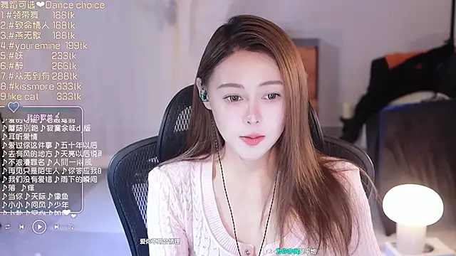 Snapshot of Roseonly_ chatting on March 20, 2025, 6:19 am Roseonly  online show from March 20, 2025, 6:19 am