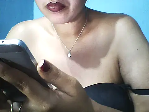 Snapshot of layanah12 chatting on February 19, 2025, 7:05 pm layanah12 online show from February 19, 2025, 7:05 pm