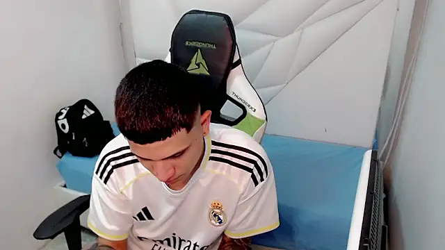 Snapshot of Brayan_lopezz chatting on January 15, 2026, 12:52 pm Brayan lopezz online show from January 15, 2026, 12:52 pm