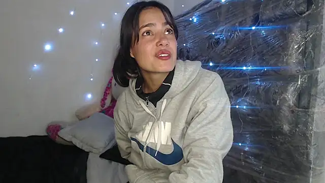 skinny sweet2411 online show from December 21, 2025, 11:38 pm