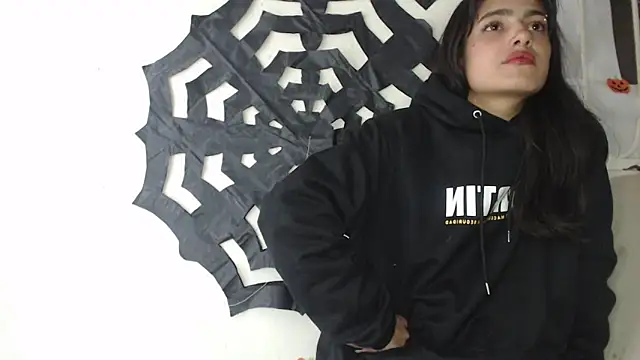 skinny sweet2411 online show from November 3, 2025, 5:12 am