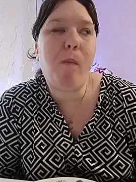 Snapshot of CurvyMilf1992 chatting on October 16, 2025, 7:38 am CurvyMilf1992 online show from October 16, 2025, 7:38 am
