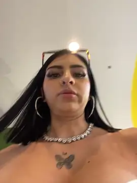 Snapshot of Hilary_pinkk chatting on April 8, 2026, 9:16 pm Hilary pinkk online show from April 8, 2026, 9:16 pm