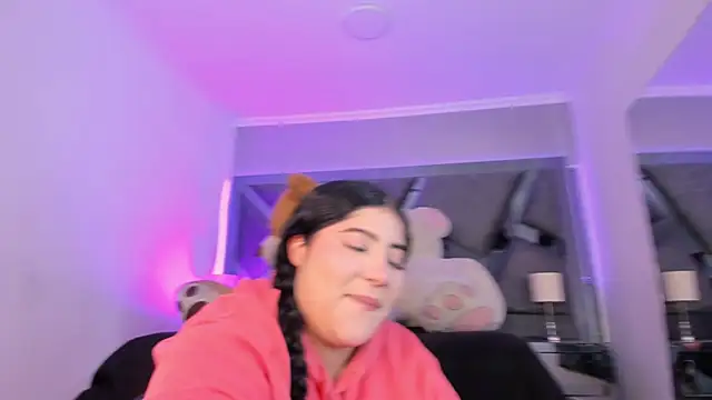 Snapshot of AmberiniHoffman chatting on November 16, 2025, 11:26 am AmberiniHoffman online show from November 16, 2025, 11:26 am