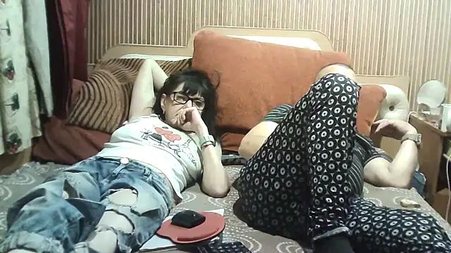 Snapshot of AlanaLaDream chatting on October 3, 2025, 4:30 pm AlanaLaDream online show from October 3, 2025, 4:30 pm