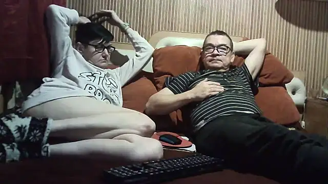 Snapshot of AlanaLaDream chatting on December 4, 2025, 4:50 pm AlanaLaDream online show from December 4, 2025, 4:50 pm