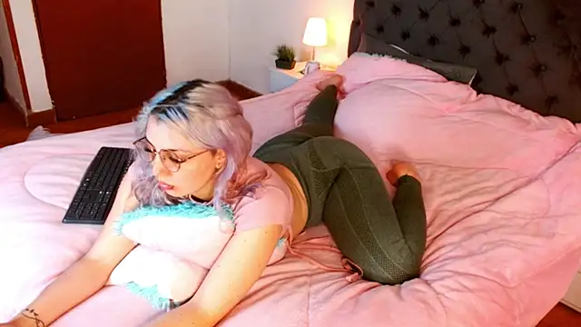 Thea Aphros  online show from November 25, 2025, 4:24 am