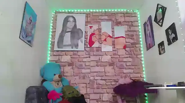 Snapshot of vixenxqueens chatting on March 16, 2025, 9:37 pm vixenxqueens online show from March 16, 2025, 9:37 pm