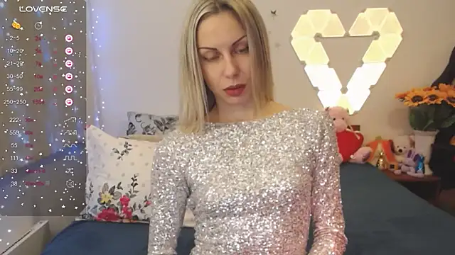 Snapshot of _Loves_ chatting on December 7, 2024, 10:34 pm  Loves  online show from December 7, 2024, 10:34 pm