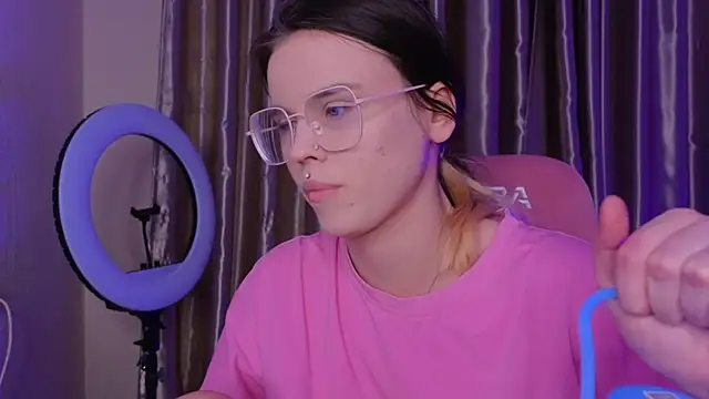 HanaMitsuri online show from April 14, 2026, 6:35 pm