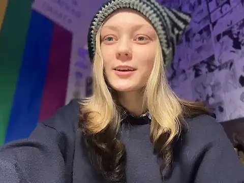 Snapshot of Midnight_Mystery chatting on January 4, 2025, 8:37 pm Midnight Mystery online show from January 4, 2025, 8:37 pm