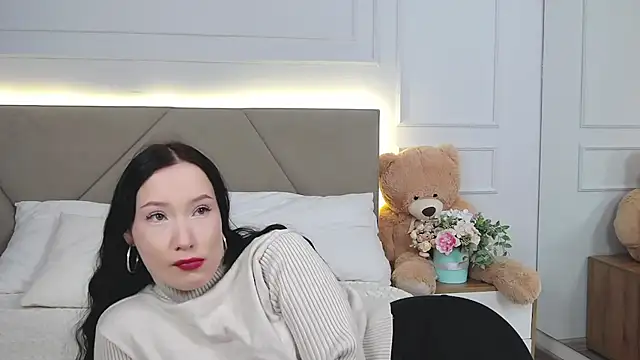 LeilaLow online show from March 9, 2025, 11:58 am