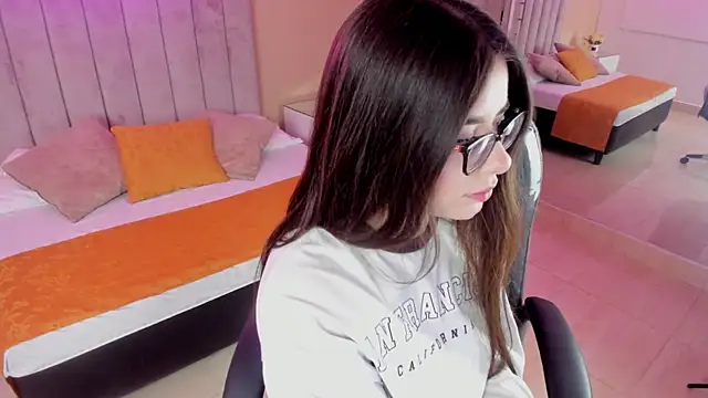 Charlotte Olsen  online show from November 5, 2025, 7:39 pm