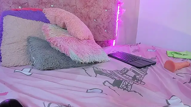 Snapshot of Bella__sweet chatting on February 9, 2025, 12:49 am Bella sweet online show from February 9, 2025, 12:49 am