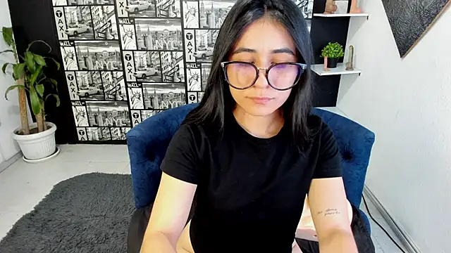 ChloeTurner  online show from December 2, 2025, 6:53 pm