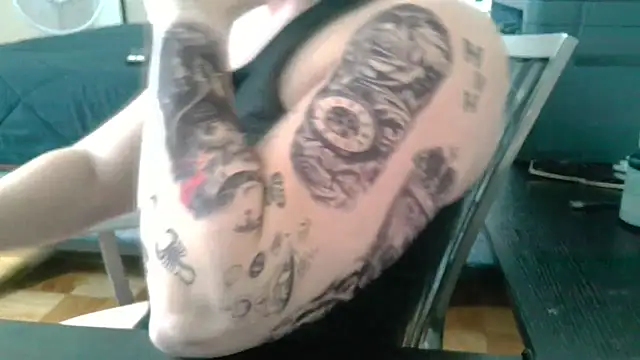 Aaron Rose25 online show from December 14, 2025, 3:57 am