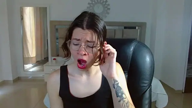 Snapshot of zoecruzz chatting on October 24, 2025, 3:11 pm zoecruzz online show from October 24, 2025, 3:11 pm