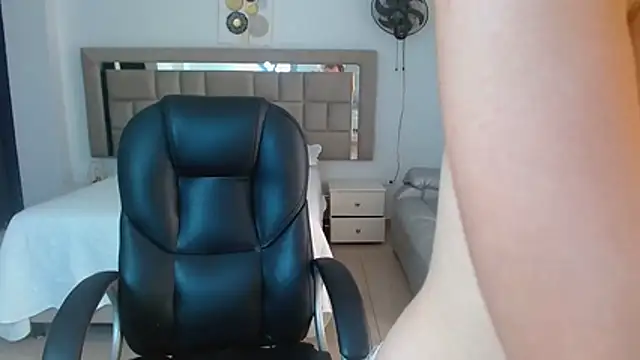 zoecruzz online show from April 10, 2026, 2:02 pm