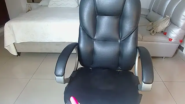 zoecruzz online show from April 17, 2026, 1:58 pm