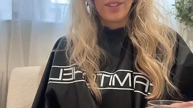 mollywilde online show from November 10, 2025, 11:04 am