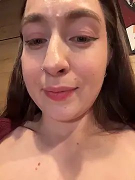 Holly Play online show from May 11, 2026, 4:04 pm