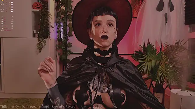 MichaellaMoon online show from October 31, 2025, 5:31 pm