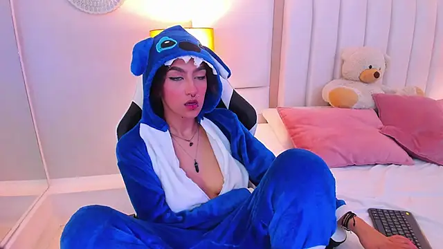 Snapshot of EllaBennet chatting on March 19, 2025, 8:23 am EllaBennet online show from March 19, 2025, 8:23 am