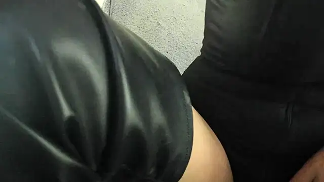 MendiPetite online show from April 3, 2026, 8:37 pm