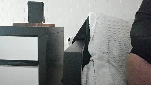 MendiPetite online show from March 14, 2026, 10:16 pm