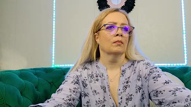 IvanaCharm online show from May 28, 2026, 3:25 am