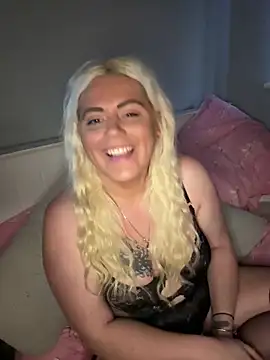 Blondiee3088 online show from November 10, 2025, 4:12 pm