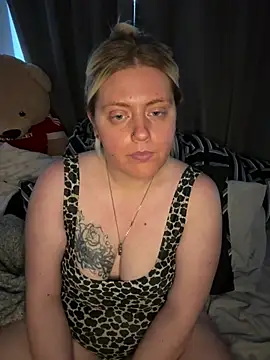 Blondiee3088 online show from February 9, 2026, 3:43 pm