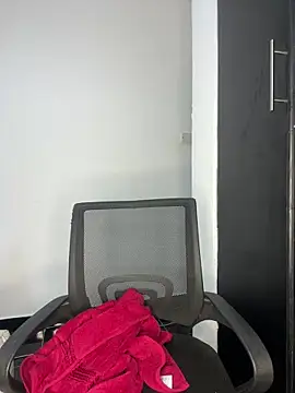 prettiepearl online show from April 5, 2026, 8:59 pm