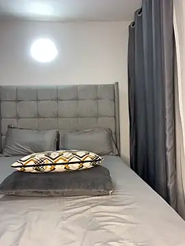 prettiepearl online show from April 12, 2026, 1:42 am