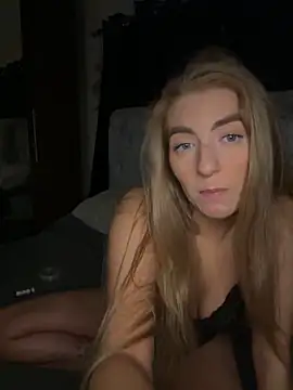 Snapshot of Summer_Paige chatting on October 19, 2025, 1:08 am Summer Paige online show from October 19, 2025, 1:08 am