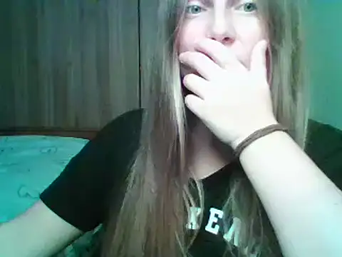 Evasapples online show from October 27, 2025, 10:22 pm