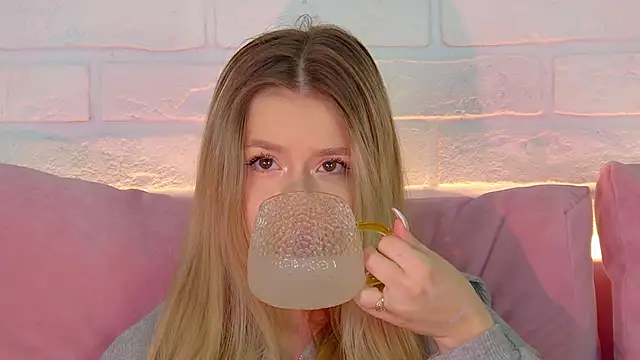 MilanaBalmain online show from October 1, 2025, 4:11 pm