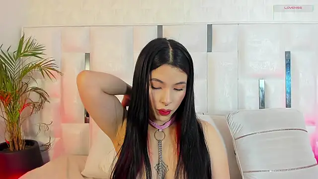 im nika  online show from November 18, 2025, 12:41 pm