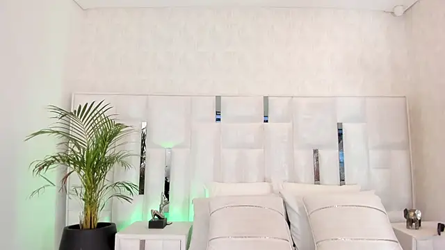 im nika  online show from October 2, 2025, 12:52 pm