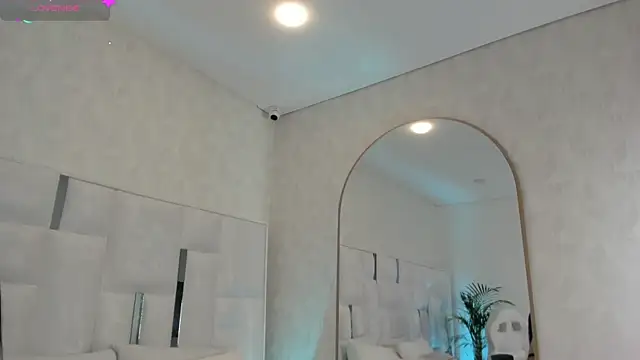 im nika  online show from September 22, 2025, 4:46 pm