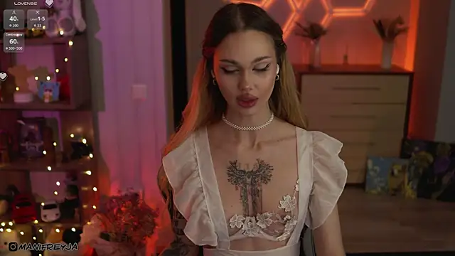 ManiFreyja online show from November 4, 2025, 8:01 pm