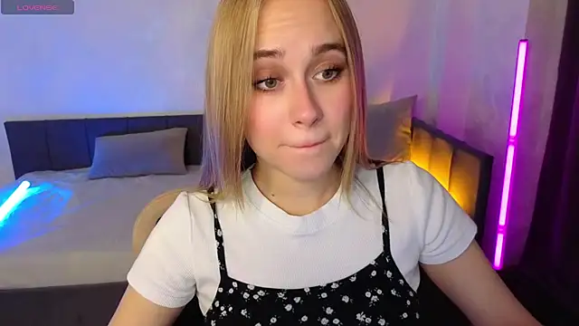 LianaBright online show from September 18, 2025, 2:14 am