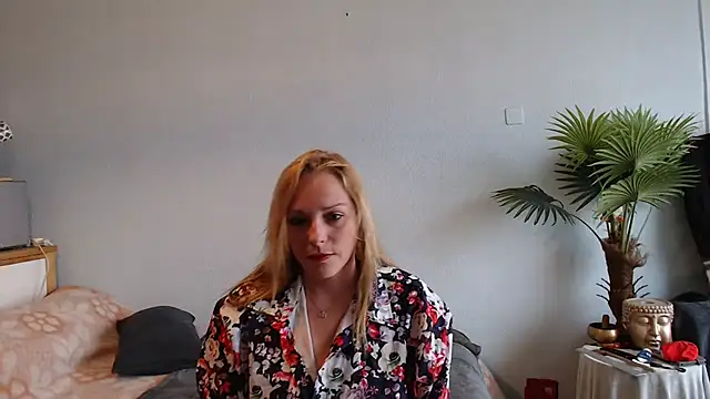 Snapshot of Doucelouve9 chatting on February 21, 2025, 9:24 am Doucelouve9 online show from February 21, 2025, 9:24 am