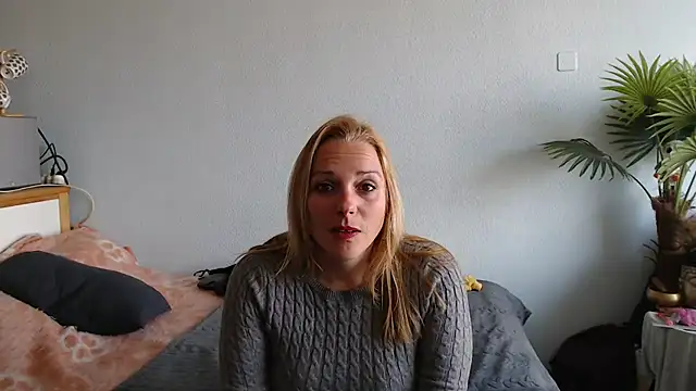Snapshot of Doucelouve9 chatting on March 12, 2025, 9:12 am Doucelouve9 online show from March 12, 2025, 9:12 am