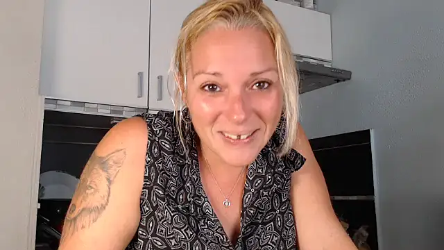 Snapshot of Doucelouve9 chatting on September 24, 2025, 10:44 am Doucelouve9 online show from September 24, 2025, 10:44 am