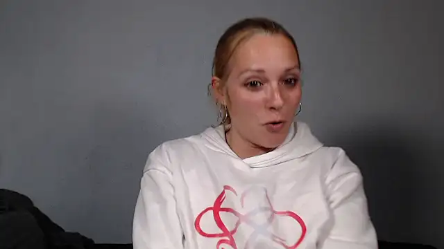 Doucelouve9 online show from February 9, 2026, 5:11 pm