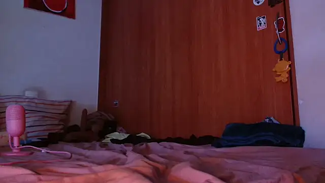 Snapshot of DirtyDi97 chatting on February 6, 2026, 2:40 am DirtyDi97 online show from February 6, 2026, 2:40 am